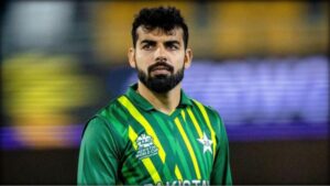 شاداب خان نیشنل کرکٹ اکیڈمی لاہور میں ٹریننگ کرتے ہوئے